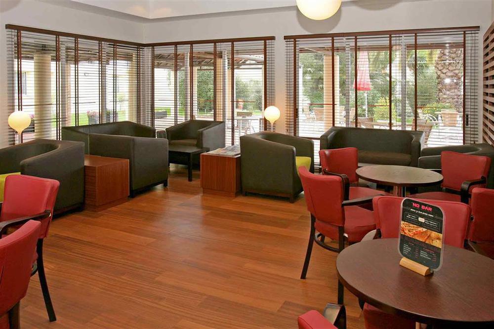 Hotel Ibis Setubal Restaurant photo